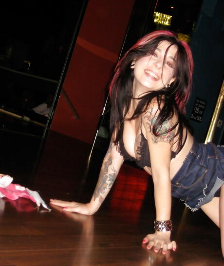 Sexy american milf Joanna Angel showing her butt 